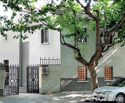 Cách hóa giải phong thủy cho nhà bị cây to trước nhà chiếu vào | Tử Vi Cổ Học