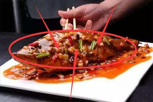 Tài vận sa sút vì thói quen lật cá trong bữa ăn | Tử Vi Cổ Học