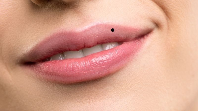 Tướng mặt của người khó giữ bí mật 5 not ruoi tren moi 1.jpg
