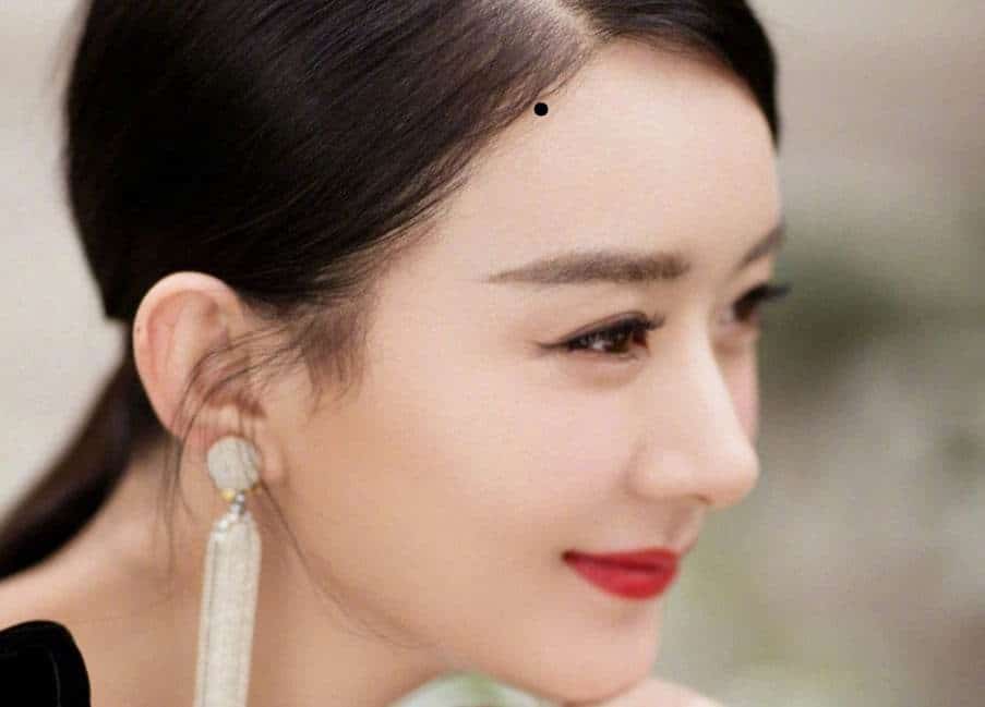 Nốt ruồi trên trán báo hiệu vận mệnh sướng khổ? 5 not ruoi tren tran gan chan toc ben trai hinh 3